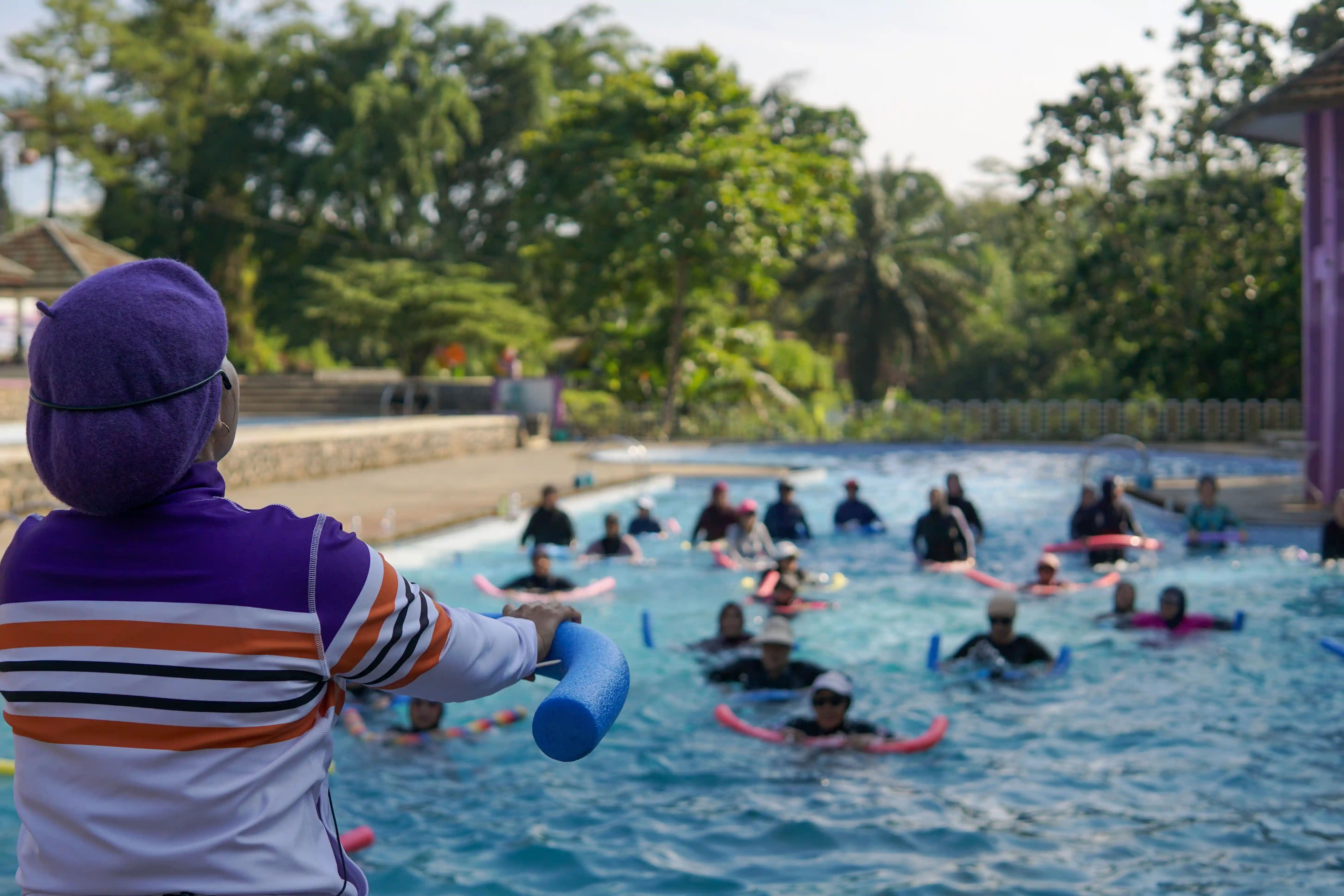 Water Aerobics for Arthritis: 12 Best Pool Exercises for Seniors thumbnail
